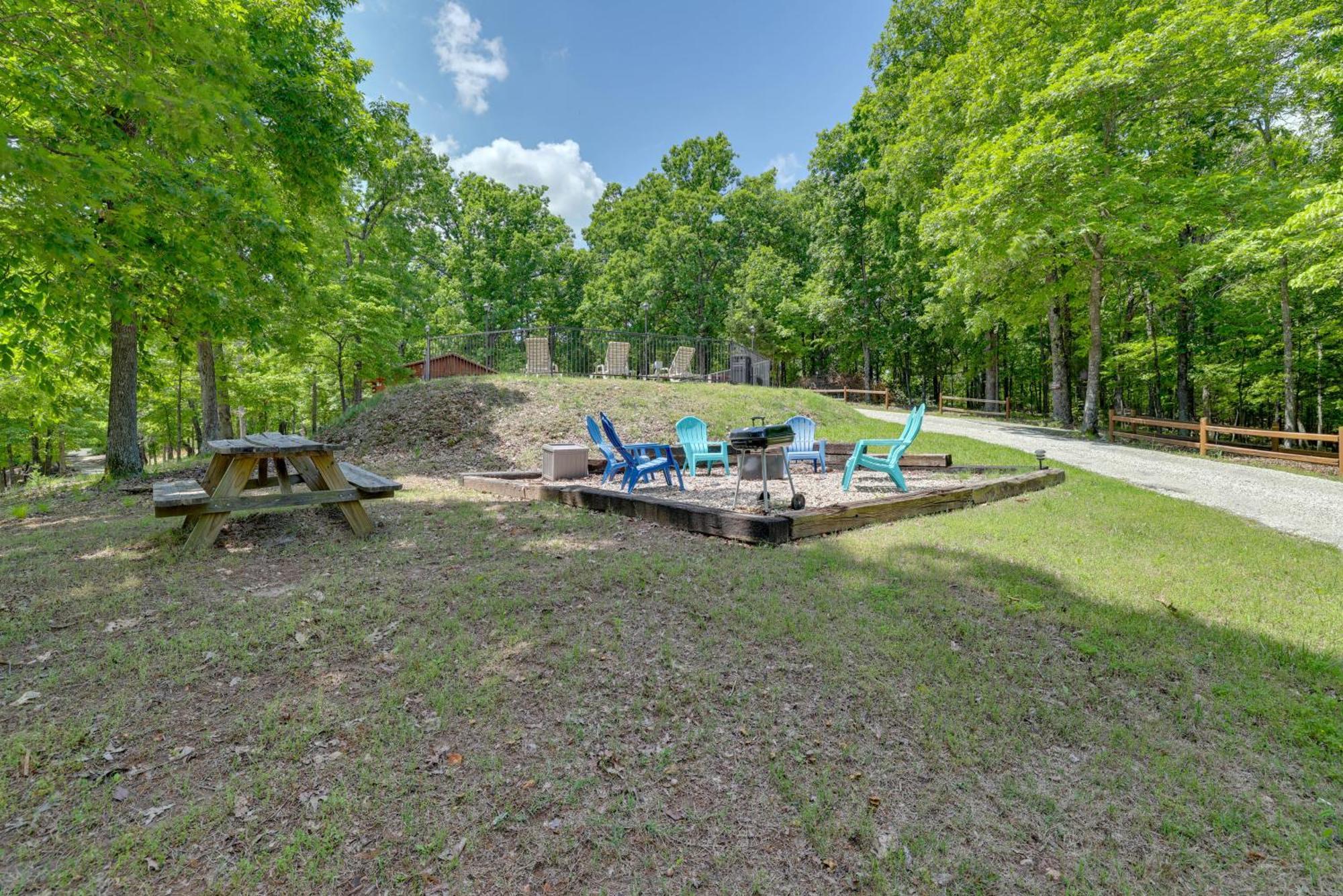 Holiday Island Home Mountain View And Hot Tub! Exterior photo