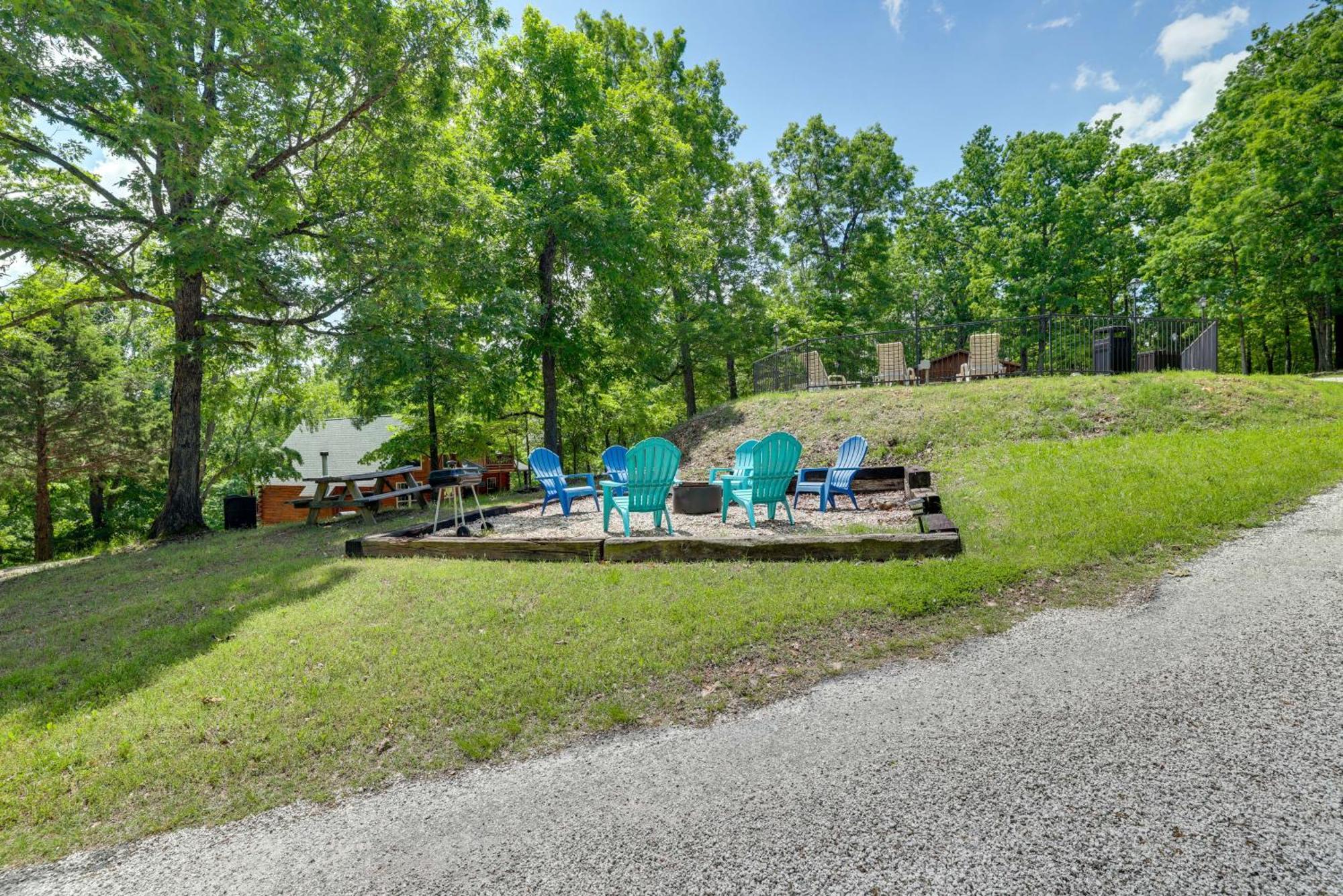Holiday Island Home Mountain View And Hot Tub! Exterior photo